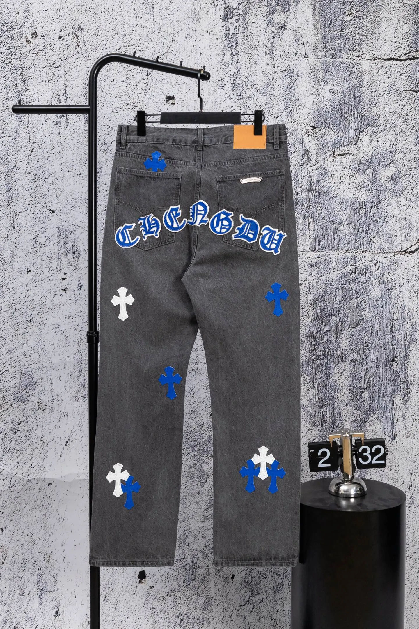 P240 Chromehearts limited edition blue and white classic cross patch leather gray jeans, priced at 34W level, patchwork cross pattern embellishment, washed jeans! ! An absolutely high-end luxury product, a 1.9W-level god-level single product, a super popular product, made by top heavy industry, a magic weapon that cannot be missed! [About Zangyin] This is an extremely luxurious fashion brand that can also be called the aristocracy of the high street. It has always been an exclusive brand for some hipsters or rich second generations. Compared with ordinary high streets, it is more luxurious and noble. Compared with luxury brands, it is more fashionable and individual. It has always been a brand that I have a special liking for. [Top heavy industry fashion design] Consistently high-street luxury style. Speaking of this style, the Zangyin family and GU family are definitely the leading representative brands. Especially the Zangyin family has really achieved a state-of-the-art effect in creating high-street style. The unique washed material is used to create this style. The color system is already quite eye-catching. After it is decorated with patchwork cross flowers, it cleverly highlights the charm of the brand. Secondly, this style uses classic The high-waist cutting design highlights the long legs and fashionable temperament of the upper body. The brand is highly recognizable and the slim fit configuration is more suitable for daily wear. It is a product that interprets personality, fashion, and specifications at a glance. This single product is enough to make any fan excited. It can be a white T-shirt for a youthful college style, or a tight suspender for a royal style. It has strong matching ability and can be easily controlled by men.  [Materials and craftsmanship] Needless to say, this point goes without saying. As an excellent craftsman brand, Zangyin’s requirements for details and craftsmanship are really perfect. The washed color of this model has gone through so many processes, not to mention the embellishment of denim appliques. It is also purely hand-made and sewn. Just like what they believe in, only hand-made things have soul and have the meaning of wear. A top-notch heavy-duty fashionable denim item, I look forward to your perfect interpretation! !  Color: Gray Size: 28-34